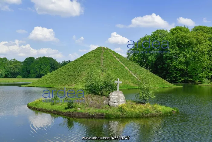 : Tumulus, lake pyramid, grave, Prince Puckler Park : Tumulus, lake pyramid, grave, Prince Puckler Park