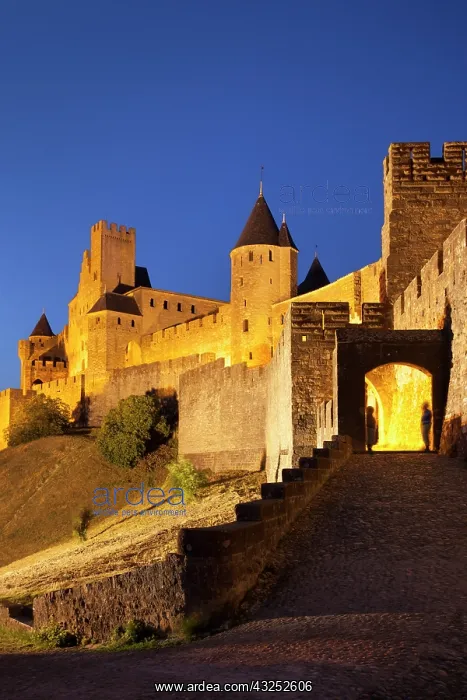 : Twilight at the entry gate to La Cite Carcassonne : Twilight at the entry gate to La Cite Carcassonne