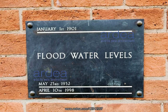 : UK - Brass plate displaying high flood levels on : UK - Brass plate displaying high flood levels on