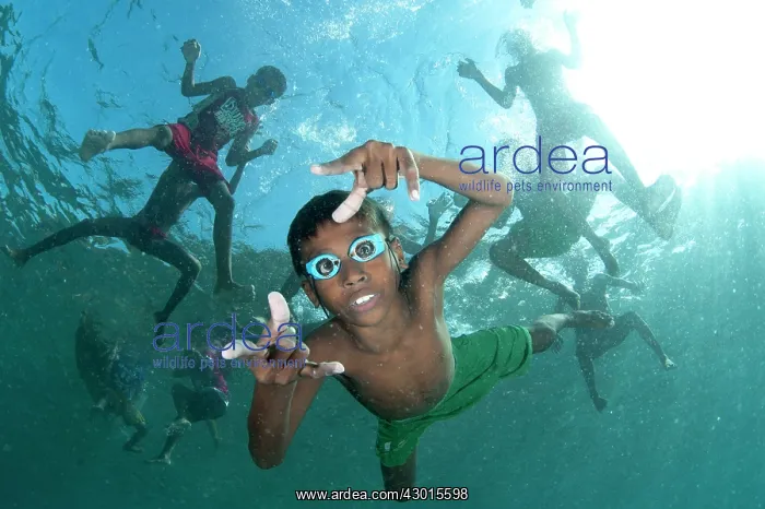 : Underwater boys wearing goggles playing in the water : Underwater boys wearing goggles playing in the water