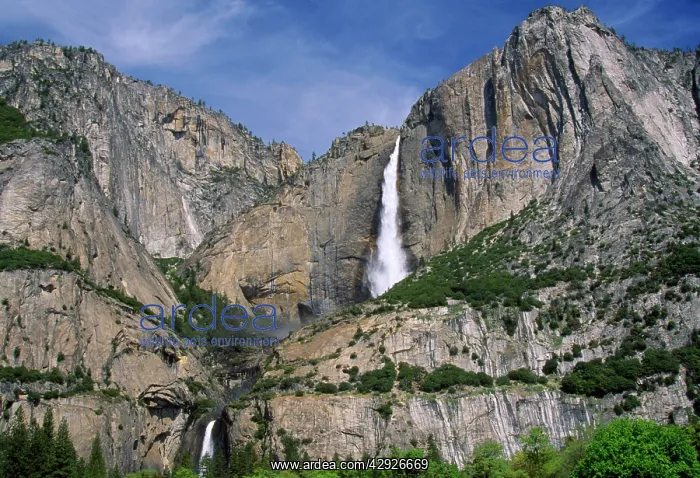 : USA - Upper and Lower Yosemite Falls : USA - Upper and Lower Yosemite Falls