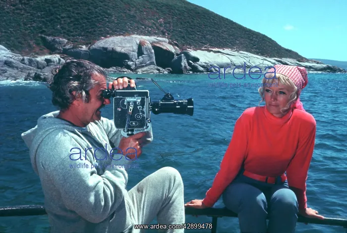 : Valerie Taylor being interviewed by Italian film : Valerie Taylor being interviewed by Italian film