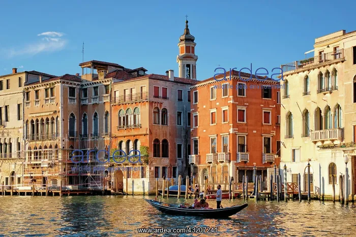 : VENICE, ITALY, JUNE 27, 2018: Grand Canal with b : VENICE, ITALY, JUNE 27, 2018: Grand Canal with b