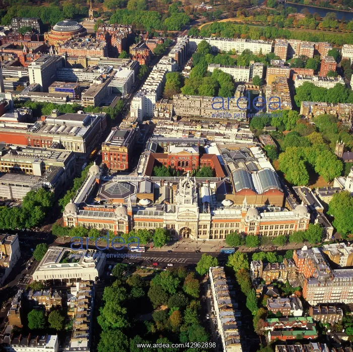 : Victoria and Albert Museum (the world's largest : Victoria and Albert Museum (the world's largest