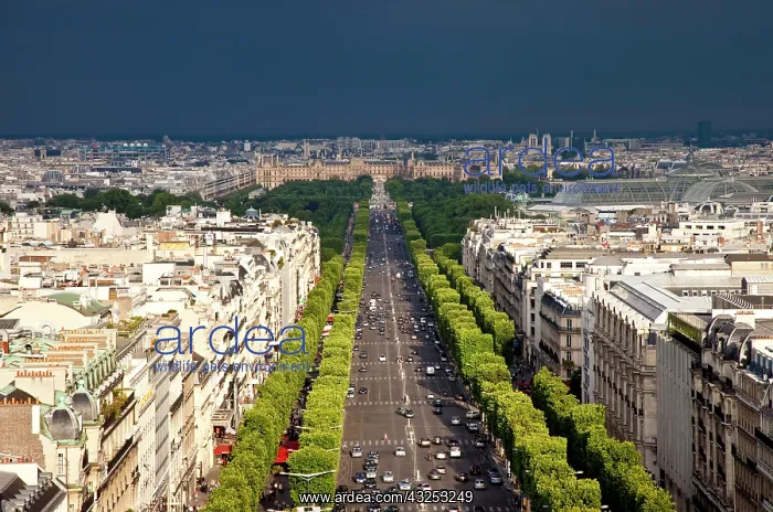 : View down the Champs Elysee from the top : View down the Champs Elysee from the top