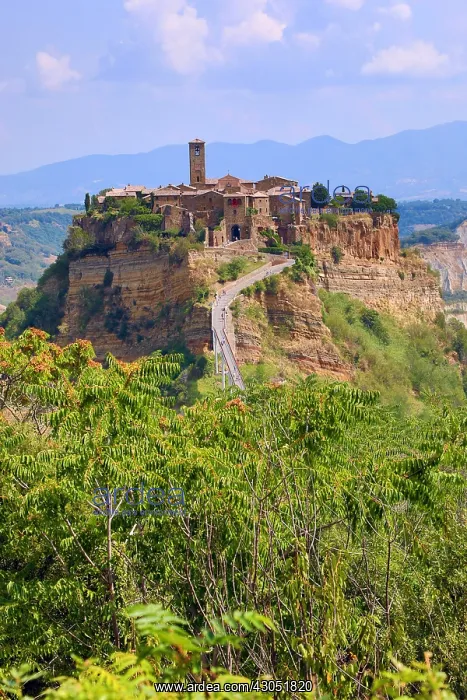 : View of the hilltop village of Civita di Bagnoregio : View of the hilltop village of Civita di Bagnoregio