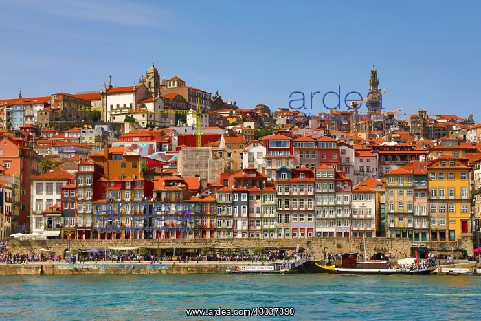  : View of the town and River Douro in Porto, Portugal