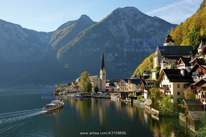  : The village of Hallstatt, Lake Hallstatt, UNESCO
