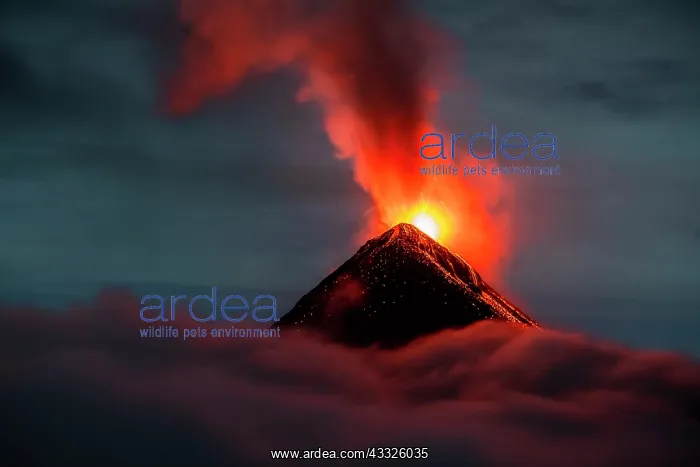  : Volc n de Fuego (Volcano of fire) eruption at ni