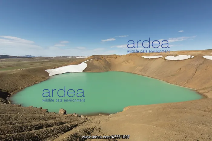 : The volcanic lake Viti at the Icelandic central : The volcanic lake Viti at the Icelandic central