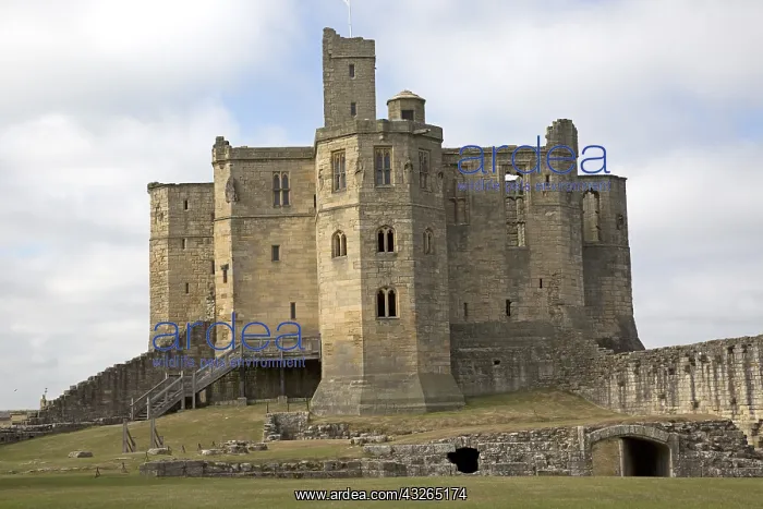 : Warworth hilltop medieval castle ruins with cross-shaped : Warworth hilltop medieval castle ruins with cross-shaped