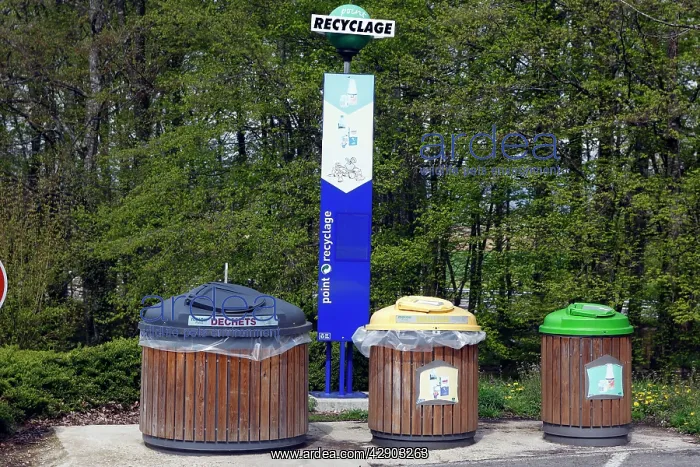 : Waste collection - with info panel on the A7 motorway : Waste collection - with info panel on the A7 motorway