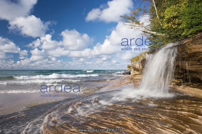  : Waterfall flowing into Lake Superior - Picture