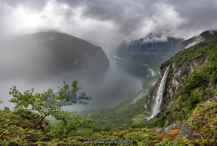 : Waterfall Gjerdefossen, at nrnesvingen viewpoint : Waterfall Gjerdefossen, at nrnesvingen viewpoint