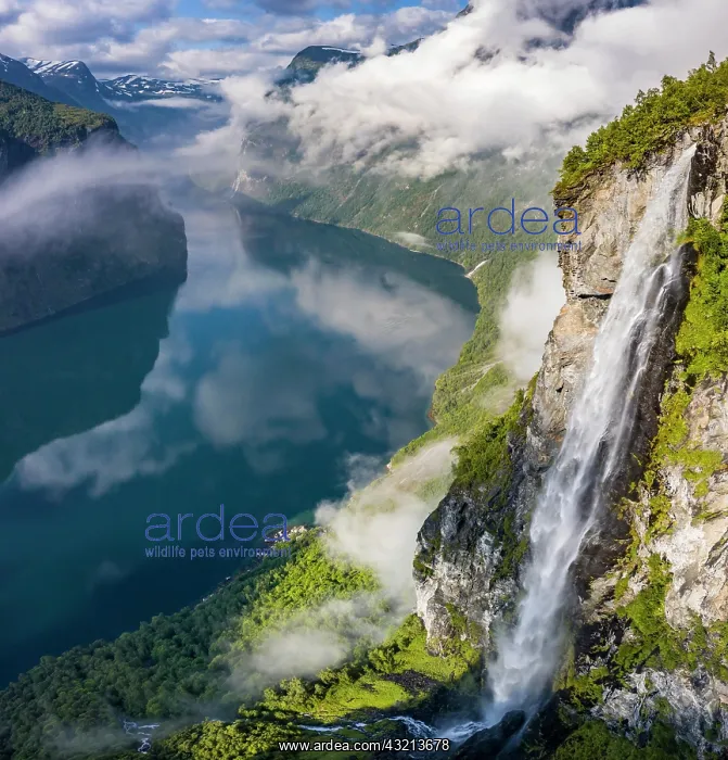  : Waterfall Gjerdefossen, at nrnesvingen viewpoint