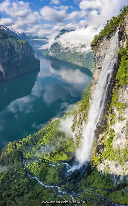  : Waterfall Gjerdefossen, at nrnesvingen viewpoint