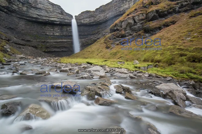 : Waterfall Hemsilfossen in Ekmanfjord - Svalbard : Waterfall Hemsilfossen in Ekmanfjord - Svalbard