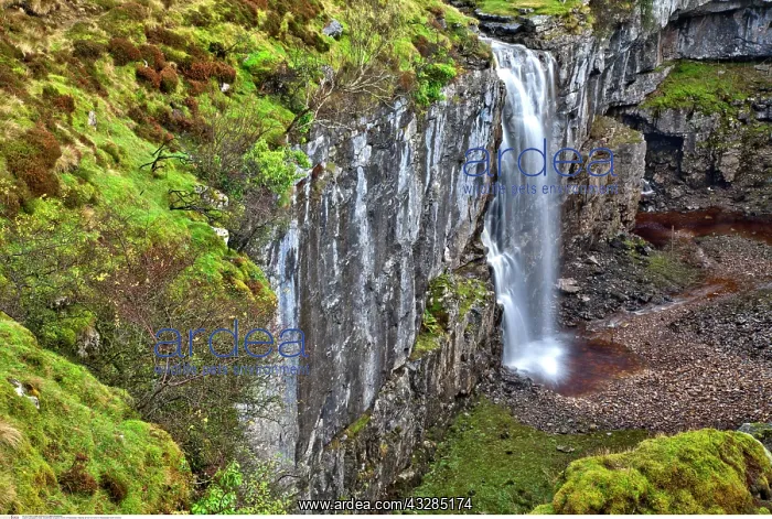 : Waterfall at Hull Pot : Waterfall at Hull Pot
