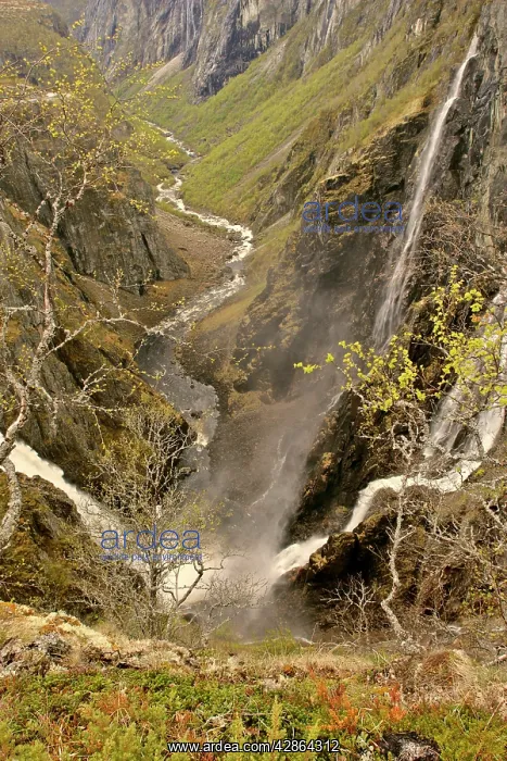  : waterfalls - view of the thundering water masses