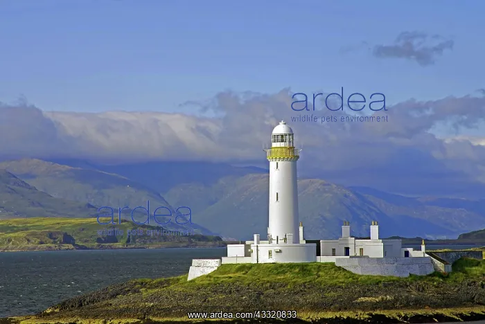 : Weisser Leuchtturm und Kustenberge, Oban, schottische : Weisser Leuchtturm und Kustenberge, Oban, schottische