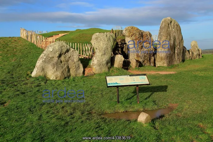 : West Kennet neolithic long barrow, Wiltshire, England : West Kennet neolithic long barrow, Wiltshire, England