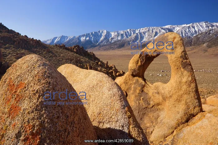 : Whitney Portal Arch - rock arch of red granite : Whitney Portal Arch - rock arch of red granite