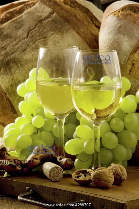  : Wine Glasses - with white wine and grapes