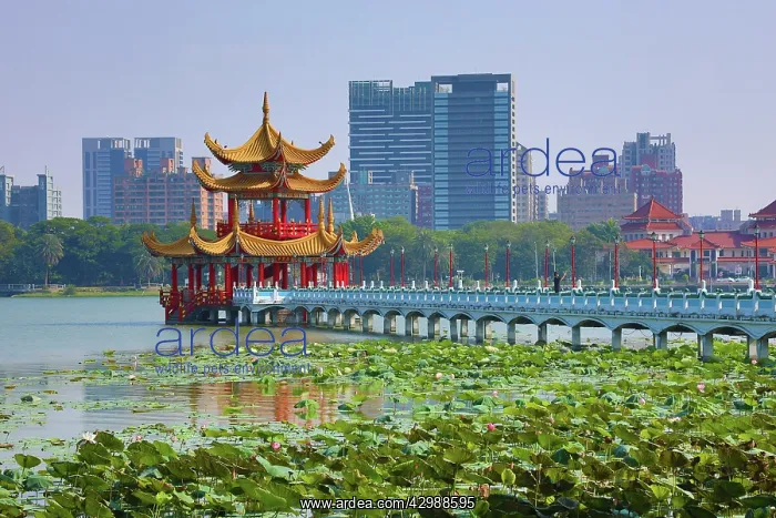 : Wuliting Pavilion at the Lotus Ponds, Kaohsiung, Taiwan : Wuliting Pavilion at the Lotus Ponds, Kaohsiung, Taiwan