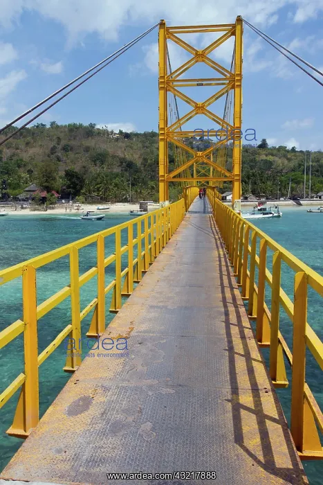 : Yellow Bridge from Nusa Lembongan to Nusa Ceningan : Yellow Bridge from Nusa Lembongan to Nusa Ceningan