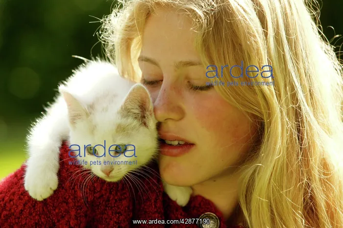  : Young GIRL - with kitten