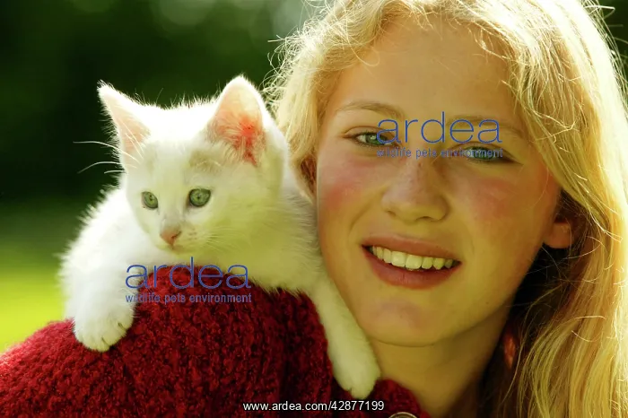 : Young GIRL - with kitten