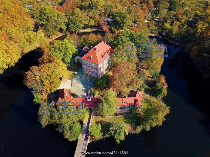 : Zeltner Castle, moated castle in autumn, Nuremberg : Zeltner Castle, moated castle in autumn, Nuremberg