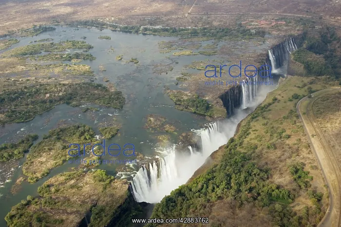 : Zimbabwe / Zambia - Aerial view of the Zambezi : Zimbabwe / Zambia - Aerial view of the Zambezi