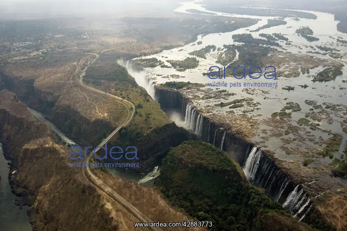 : Zimbabwe / Zambia - Aerial view of the Zambezi : Zimbabwe / Zambia - Aerial view of the Zambezi