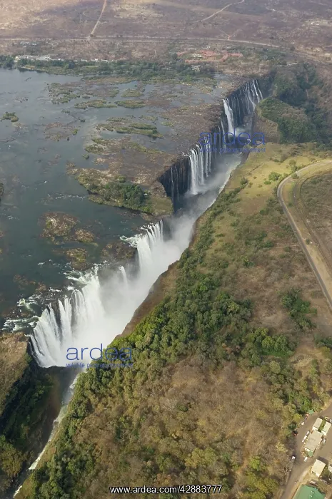 : Zimbabwe / Zambia - Aerial view of the Zambezi : Zimbabwe / Zambia - Aerial view of the Zambezi