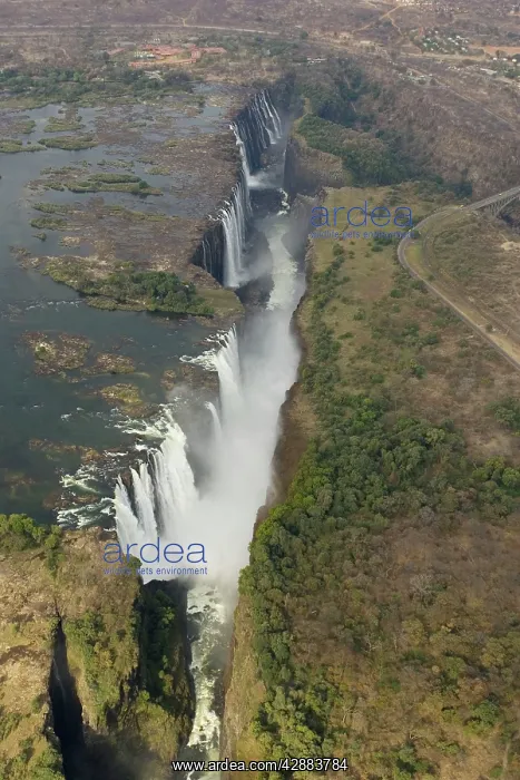 : Zimbabwe / Zambia - Aerial view of the Zambezi : Zimbabwe / Zambia - Aerial view of the Zambezi