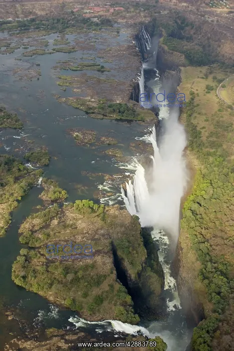 : Zimbabwe / Zambia - Aerial view of the Zambezi : Zimbabwe / Zambia - Aerial view of the Zambezi