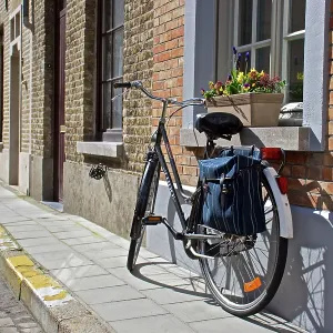 80190185 Bicycle - leaning up against house Brussels 80190185 Bicycle - leaning up against house Brussels