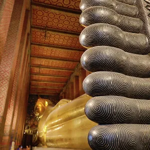 Golden Reclining Buddha statue at the Wat Pho Temple