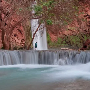 Mooney Falls / Havasupai Falls with tourist (Kennedy Mooney Falls / Havasupai Falls with tourist (Kennedy