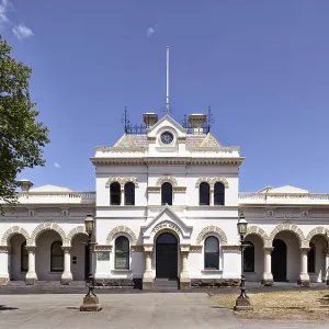 The small historic township of Clunes lies half-way The small historic township of Clunes lies half-way