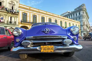 1950s: 1950's era car parked on street in Havana