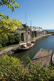 Ships: 80183385 Charlestown - with tall ships in the harbour