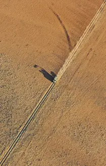Diagonal: 80183532 Aerial View - vehicle of balloon ground
