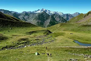 Sporty: 80184069 Hicking - near The Oncet Lake, Pic Du Midi