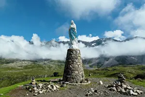 Sculptures: 80184079 The Cirque De Troumouse Hautes Pyrenees