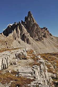 Tracks: 80184230 Limestone Pavements - below the jagged