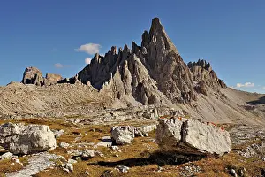 Tracks: 80184231 Limestone Pavements - below the jagged