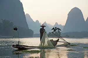 Fisherman: 80185362 Cormorant Fisherman on River Li Guilin