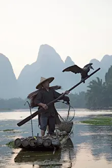 Fisherman: 80185363 Cormorant Fisherman on River Li Guilin